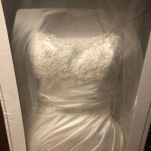 Wedding dress-classic style lace top, train, excellent condiition